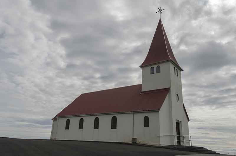 Islandia 107 - Vik i Myrdal - iglesia de Reynir.jpg
